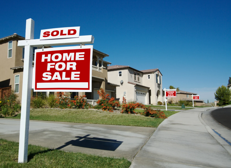 For Sale sign with multiple offers tag in front of a home, private money can help buyers and sellers navigate competitive real estate conditions
